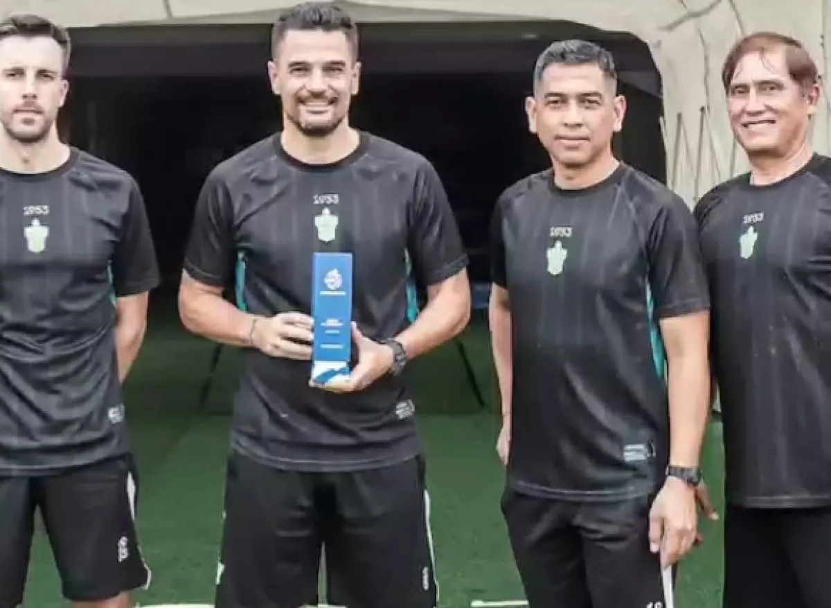 Carlos Pena Diganjar Penghargaan Best Coach of The Month oleh PT. LIB 