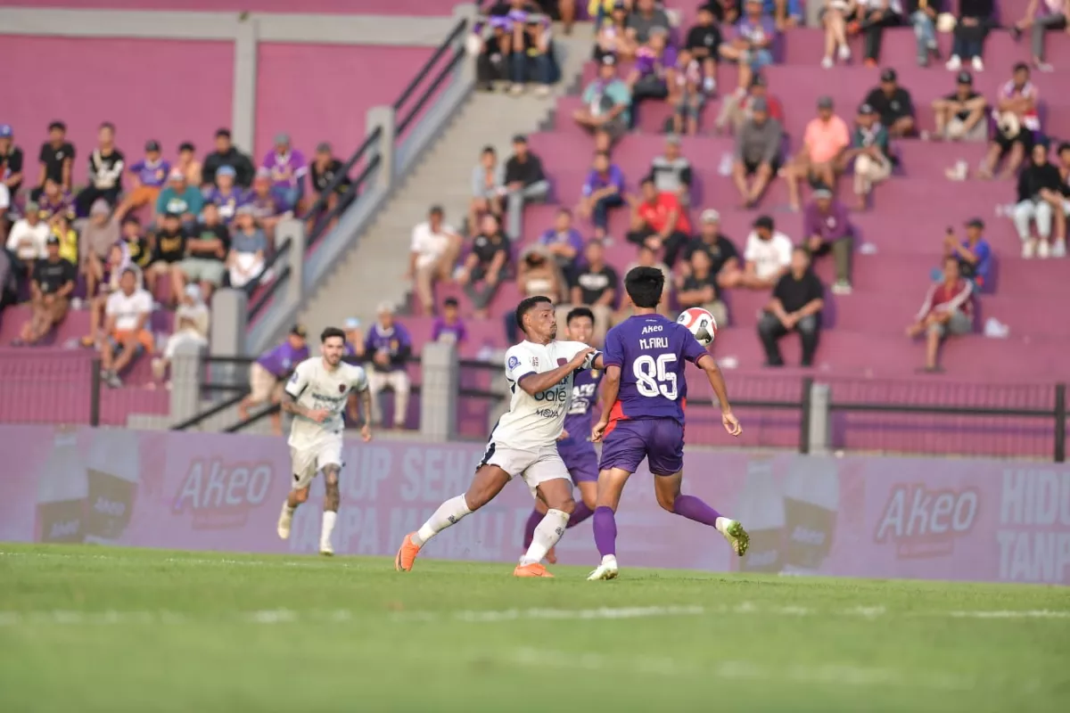 Carlos Pena Sesalkan Kelengahan Lini Pertahanan Persita di Kandang Persik 