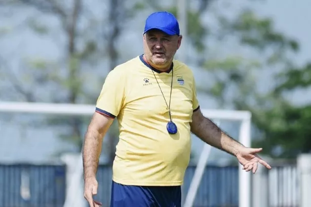 Laga Pamungkas Persib: Bojan Hodak Minta Skuad Abaikan Dulu Euforia Juara
