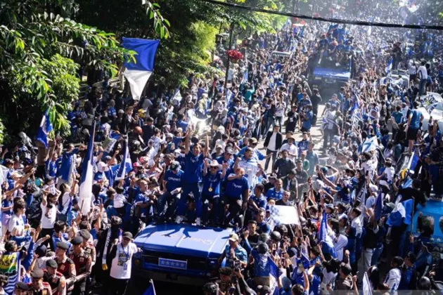 Lautan Biru di Bandung: Ratusan Ribu Bobotoh Konvoi Rayakan Triruntun Gelar Juara Persib