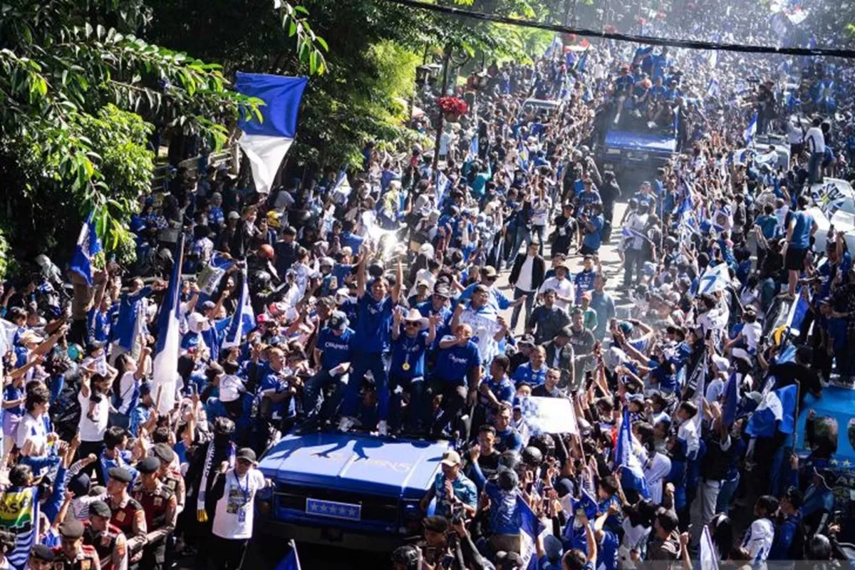 Lautan Biru di Bandung: Ratusan Ribu Bobotoh Konvoi Rayakan Triruntun Gelar Juara Persib