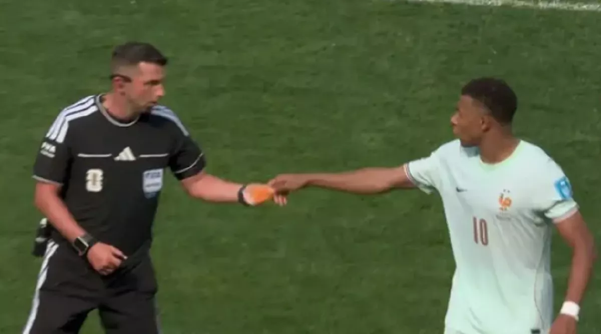 Aksi Viral Mbappe di Piala Dunia 2026: Mengapa Serahkan Ban Kapten Lewat Wasit?