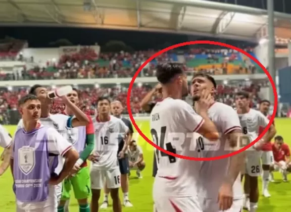 Viral! Aksi Adu Argumen Thom Haye dengan Suporter Timnas Indonesia dan Jens Raven Tampar Shayne Pattynama