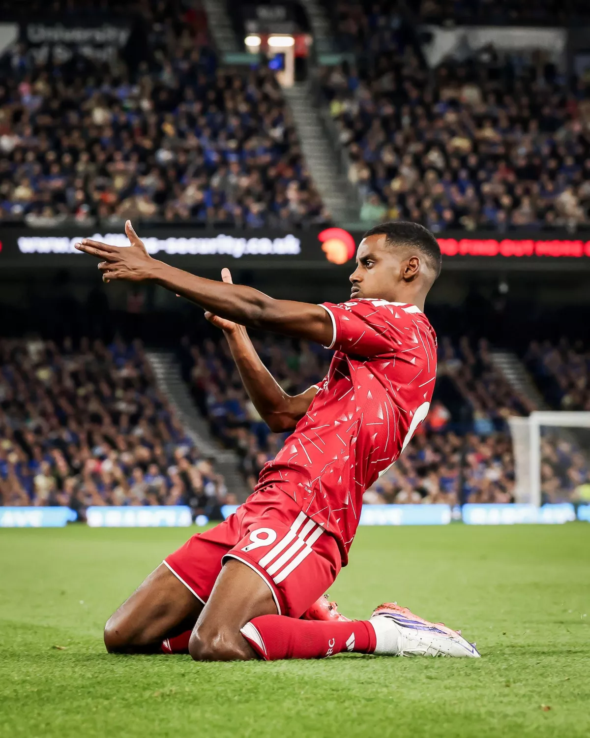 Isak Menggila! Dua Golnya Bawa Liverpool Petik Kemenangan Perdana di Liga Inggris
