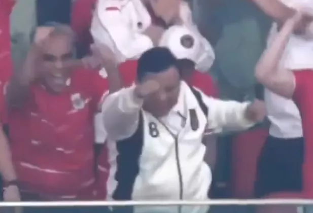 Aksi Unik Presiden Prabowo di Tribune SUGBK: Ikut Berjoget Rayakan Kemenangan Bersejarah Timnas Indonesia