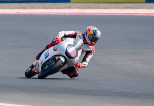 Ukir Catatan Manis, Poin Debut Veda Ega Pratama di Moto3 Melampaui Ai Ogura