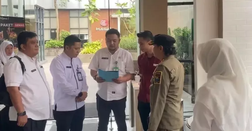 Nunggak Pajak Ratusan Juta Sejumlah Restoran di Kelapa Dua Tangerang Ditempeli Stiker Ini! 