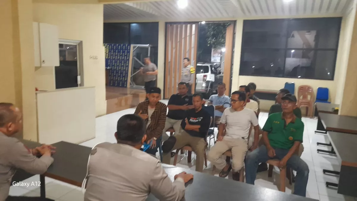 Bikin Warga Ngamuk, Polisi Turun Tangan Mediasi Video Viral Pria Siram Air ke Jalan Berakhir Cekcok