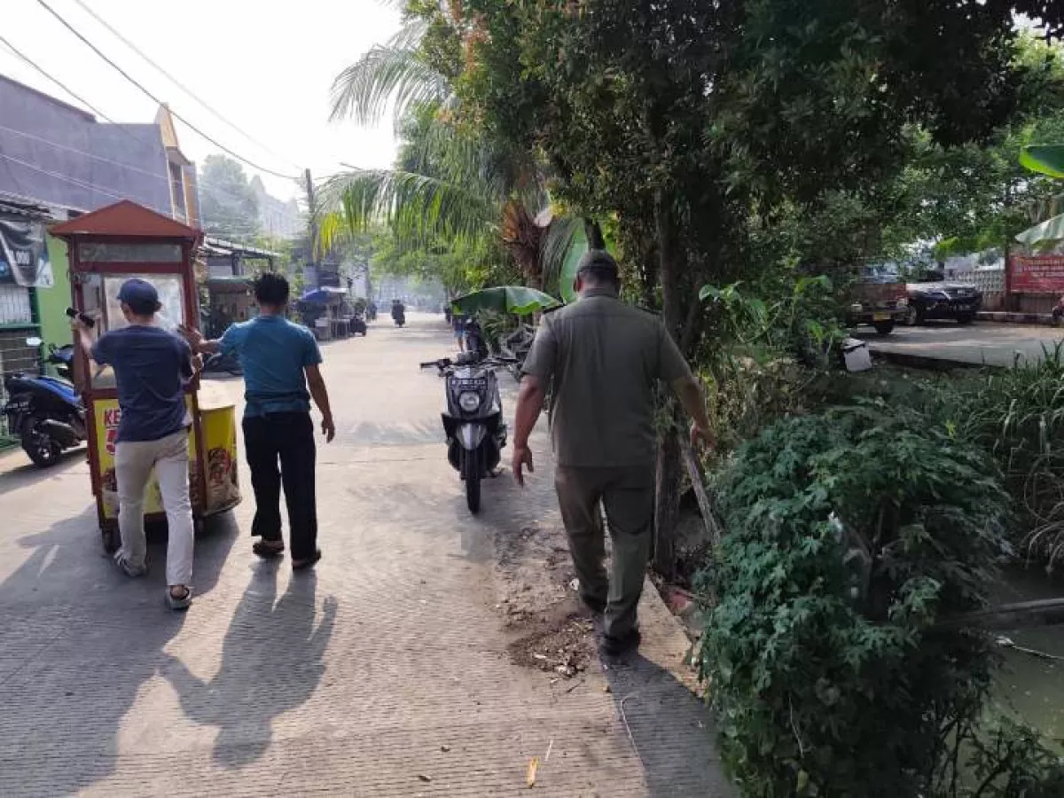 Satpol PP Tertibkan Lapak PKL di Kawasan GOR Gondrong