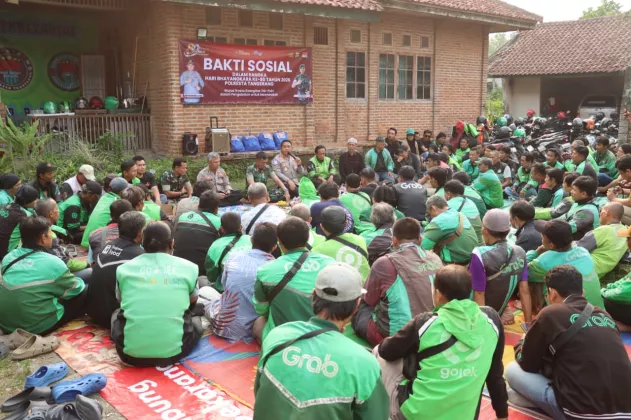 Sambut Hari Bhayangkara, Polresta Tangerang Baksos Bareng Komunitas Ojol