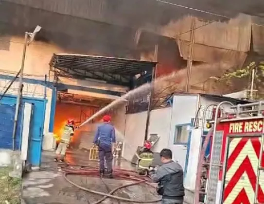 Gudang Pabrik di Cikupa Terbakar, 9 Unit Damkar Diterjunkan 
