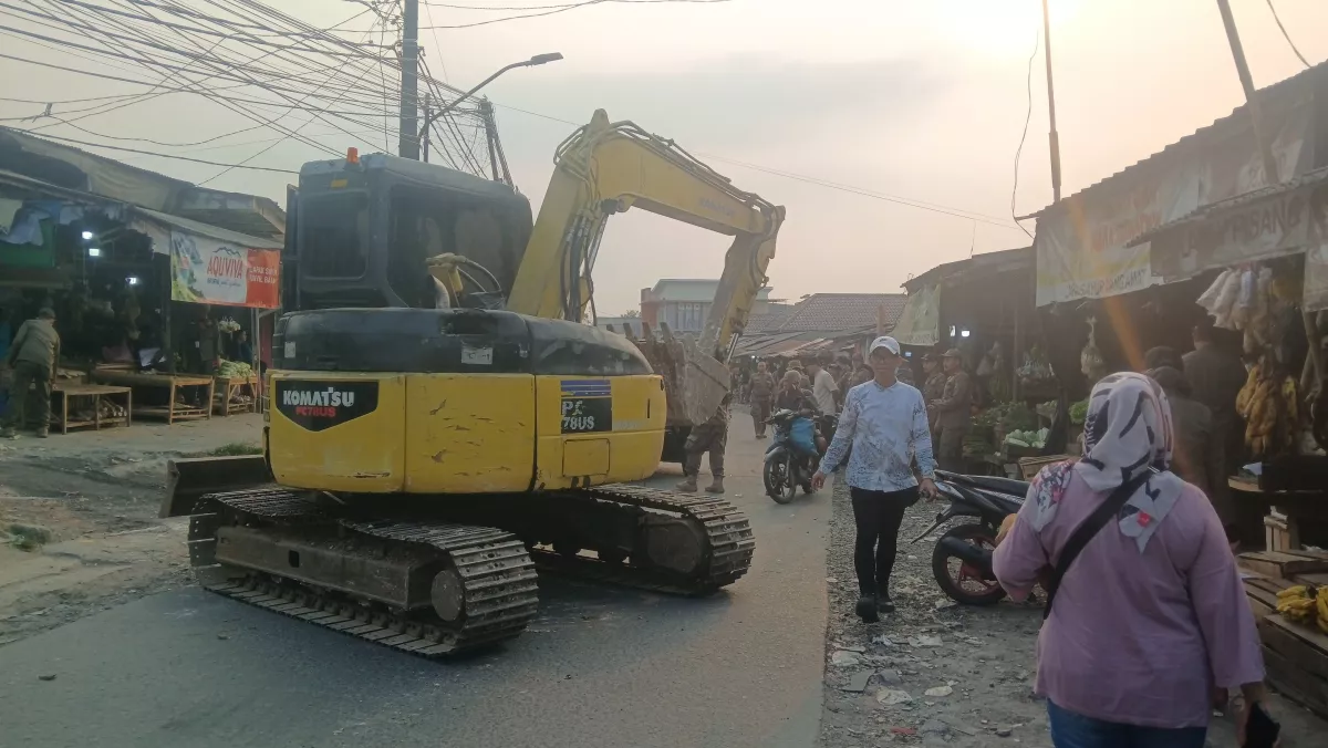 Sebabkan Macet dan Sampah, 81 Pedagang Cisoka Ditertibkan