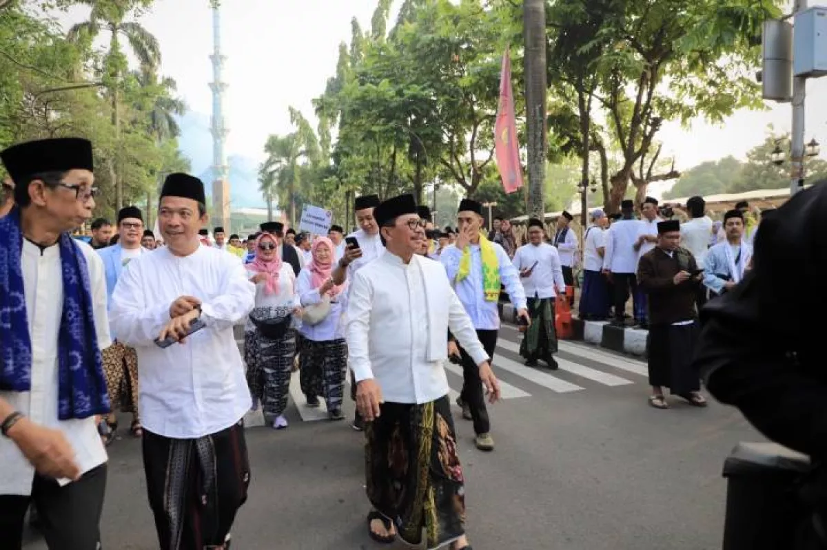 Melihat Keseruan Tradisi Jalan Sarungan di Kota Tangerang