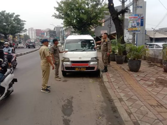 Trantib Larangan Tertibkan Parkir Liar di Sepanjang Jalan HOS Cokroaminoto