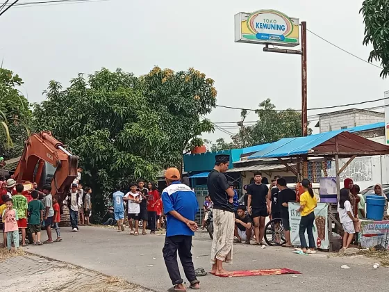 Sengketa Lahan di Cisoka, Warga Gelar Aksi Salat di Jalan dan Hadang Alat Berat