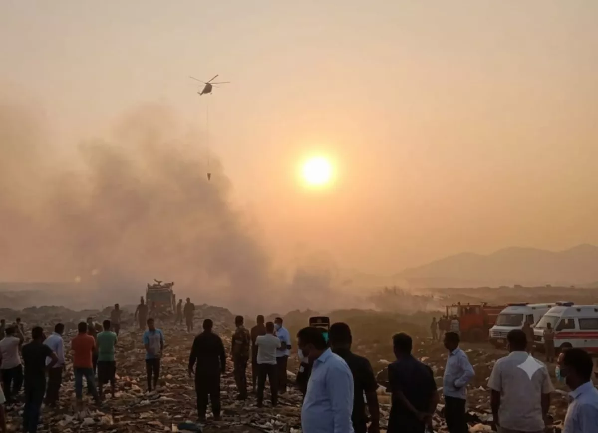 BNPB Kerahkan Dua Helikopter "Water Bombing" untuk Padamkan Api di TPA Jatiwaringin