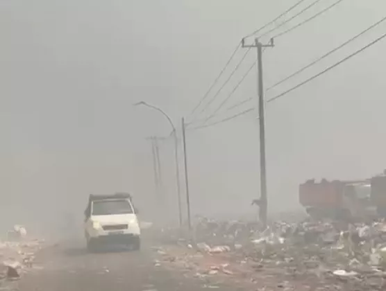 Dampak Kebakaran TPA Jatiwaringin Tangerang: Kabut Asap Pekat Selimuti Permukiman dan Jalan