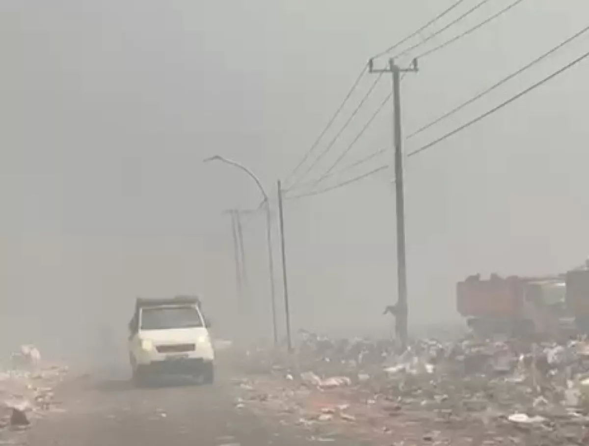 Dampak Kebakaran TPA Jatiwaringin Tangerang: Kabut Asap Pekat Selimuti Permukiman dan Jalan