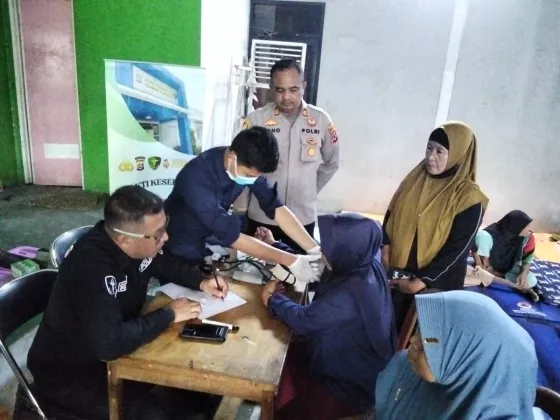 Warga Terdampak Kebakaran TPA Jatiwaringin Diberikan Pemeriksaan Kesehatan dan Obat Gratis 