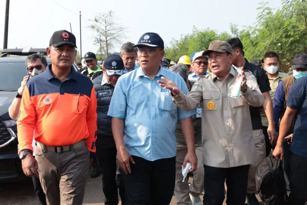 Menteri LH Jumhur Hidayat Tinjau Kebakaran TPA Jatiwaringin, Titik Panas Sisa 3,6 Persen