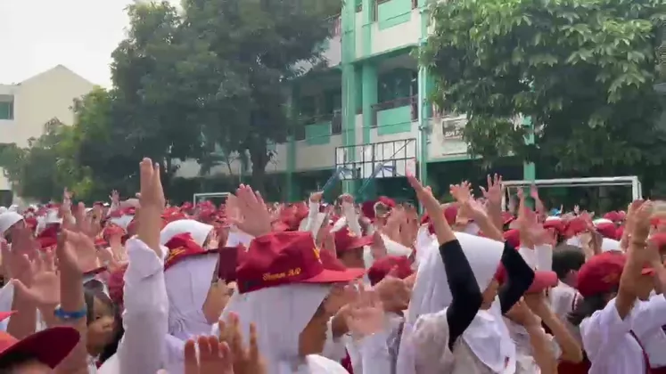 Hari Pertama Masuk Sekolah di Tangsel: Demi Antar Anak Masuk SD, Orang Tua Rela Cuti Kerja