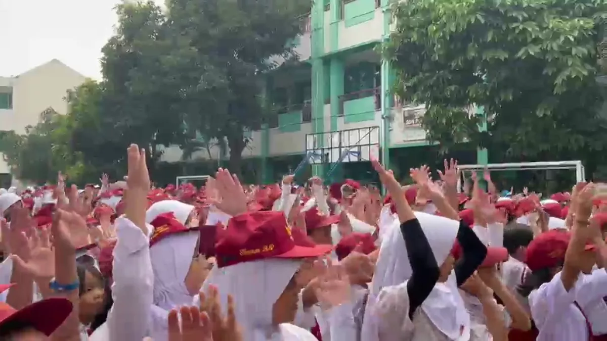 Hari Pertama Masuk Sekolah di Tangsel: Demi Antar Anak Masuk SD, Orang Tua Rela Cuti Kerja