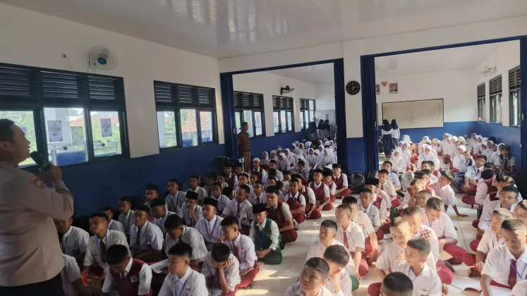 Datang ke MPLS, Kapolsek Panongan Beri Peringatan Ini Kepada Ratusan Pelajar