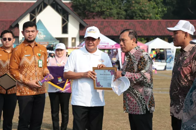 Bupati Anugerahi Kepala MAN 1 Tangerang sebagai Penggerak Forum Anak Terbaik