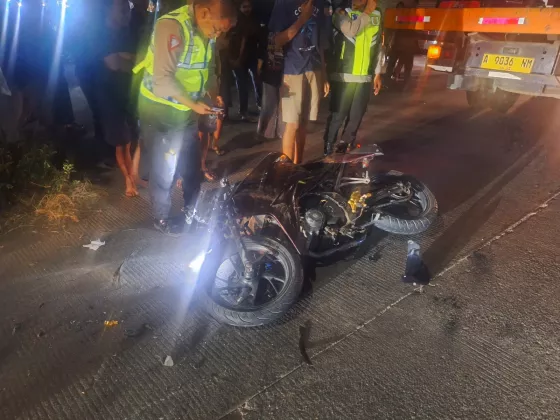 Moge Tabrak Tronton di Perempatan Pinang Tigaraksa: Motor Ringsek, Korban Masuk Kolong Truk