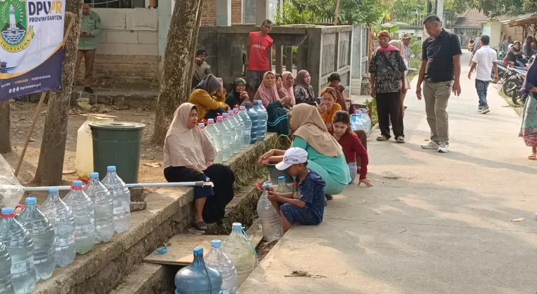 Sumur Kering Akibat Kemarau, Sudah Dua Bulan 100 KK di Tigaraksa Krisis Air Bersih