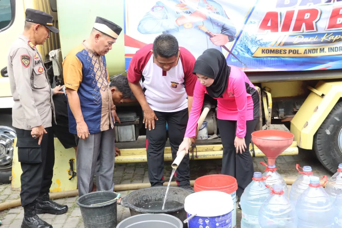 Kabupaten Tangerang Dilanda Kekeringan, Polisi Turun Tangan Salurkan Air Bersih