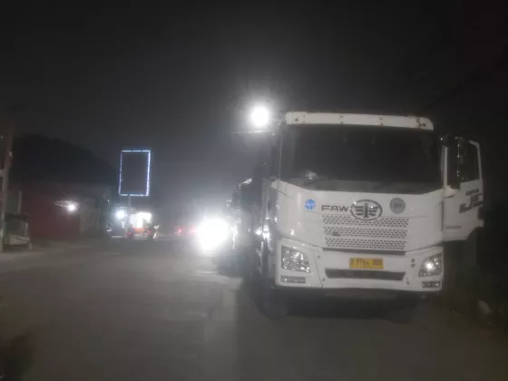 Padahal Dekat Kantor Polisi, Bahu Jalan Raya Pasar Kemis Berubah Jadi Area Parkir Truk Tanah