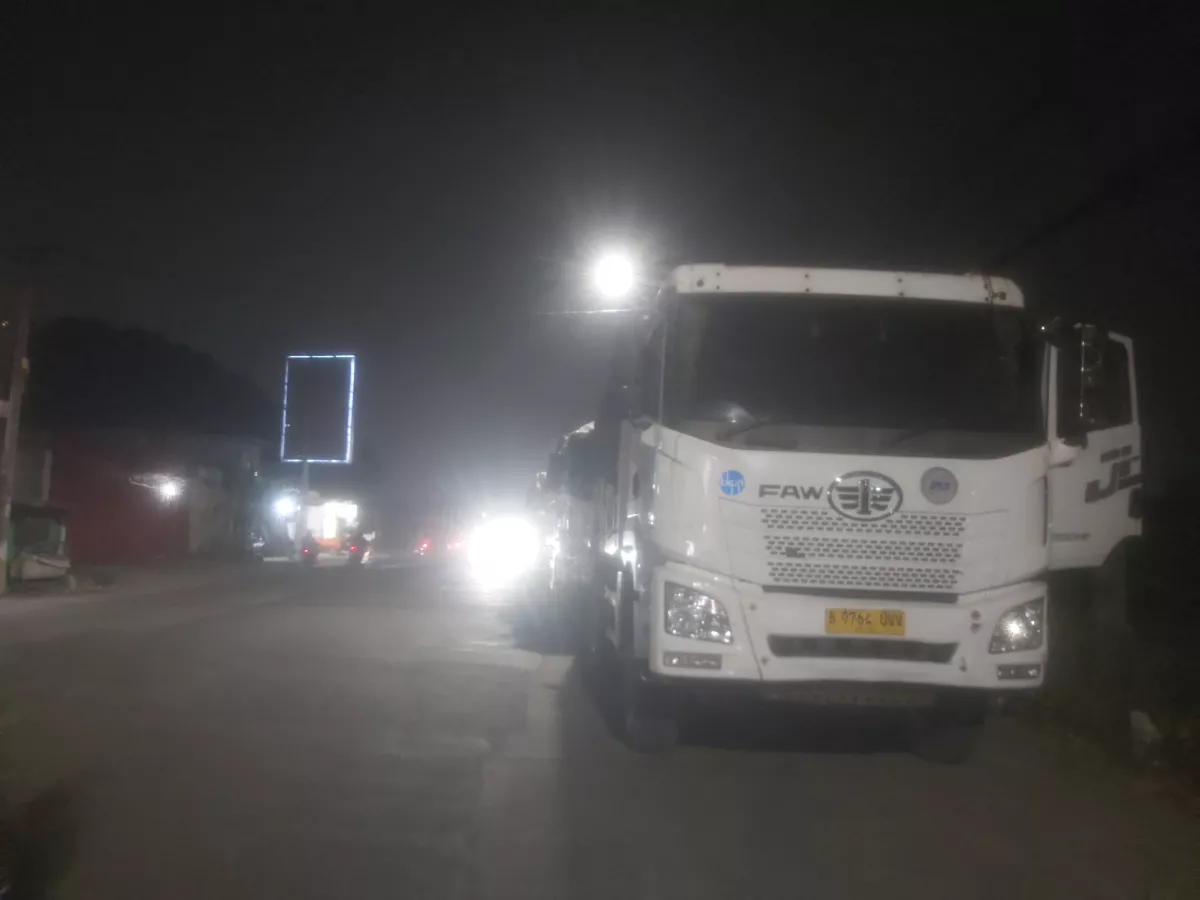 Padahal Dekat Kantor Polisi, Bahu Jalan Raya Pasar Kemis Berubah Jadi Area Parkir Truk Tanah