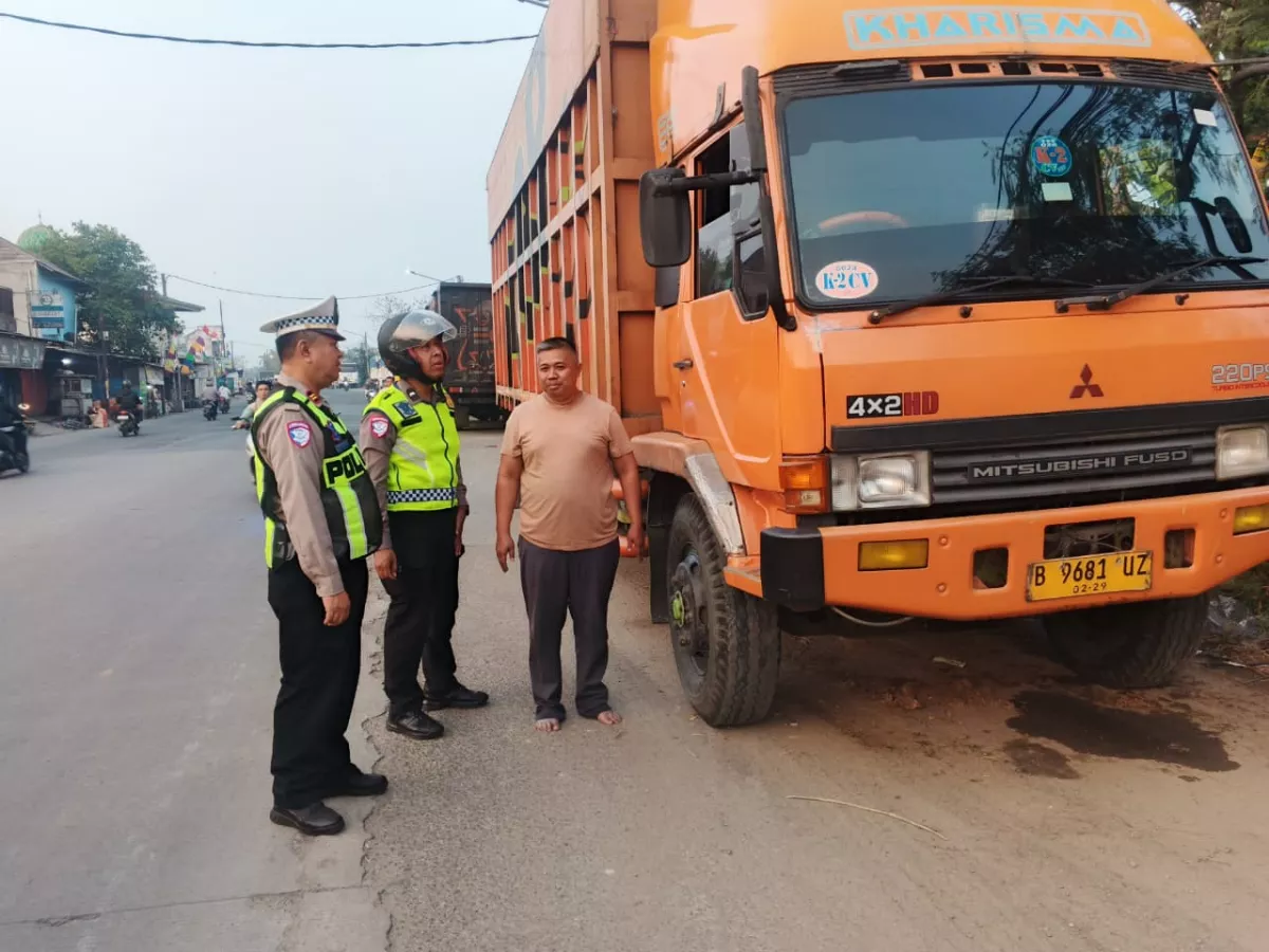 Kapolsek Pasar Kemis Tegaskan Tak Ada Pembiaran, Kendaraan Berat Parkir di Bahu Jalan Langsung Ditertibkan