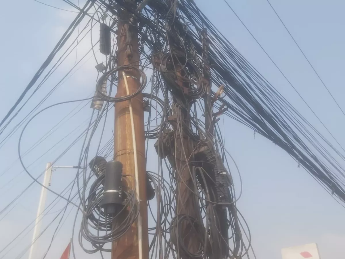 Kabel Udara Semrawut di Pasar Kemis Tangerang Dikeluhkan Warga