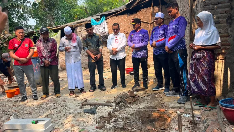 Kadis Bina Marga SDA Letakkan Batu Pertama Bedah Rumah di Gunung Kaler