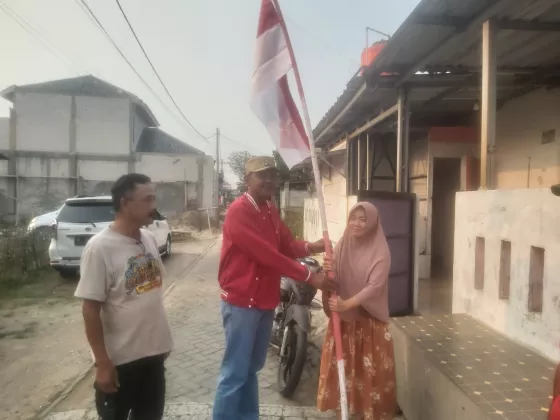 Lurah Tigaraksa Turun Langsung Bagikan Bendera dan Tiang ke Rumah-Rumah Warga