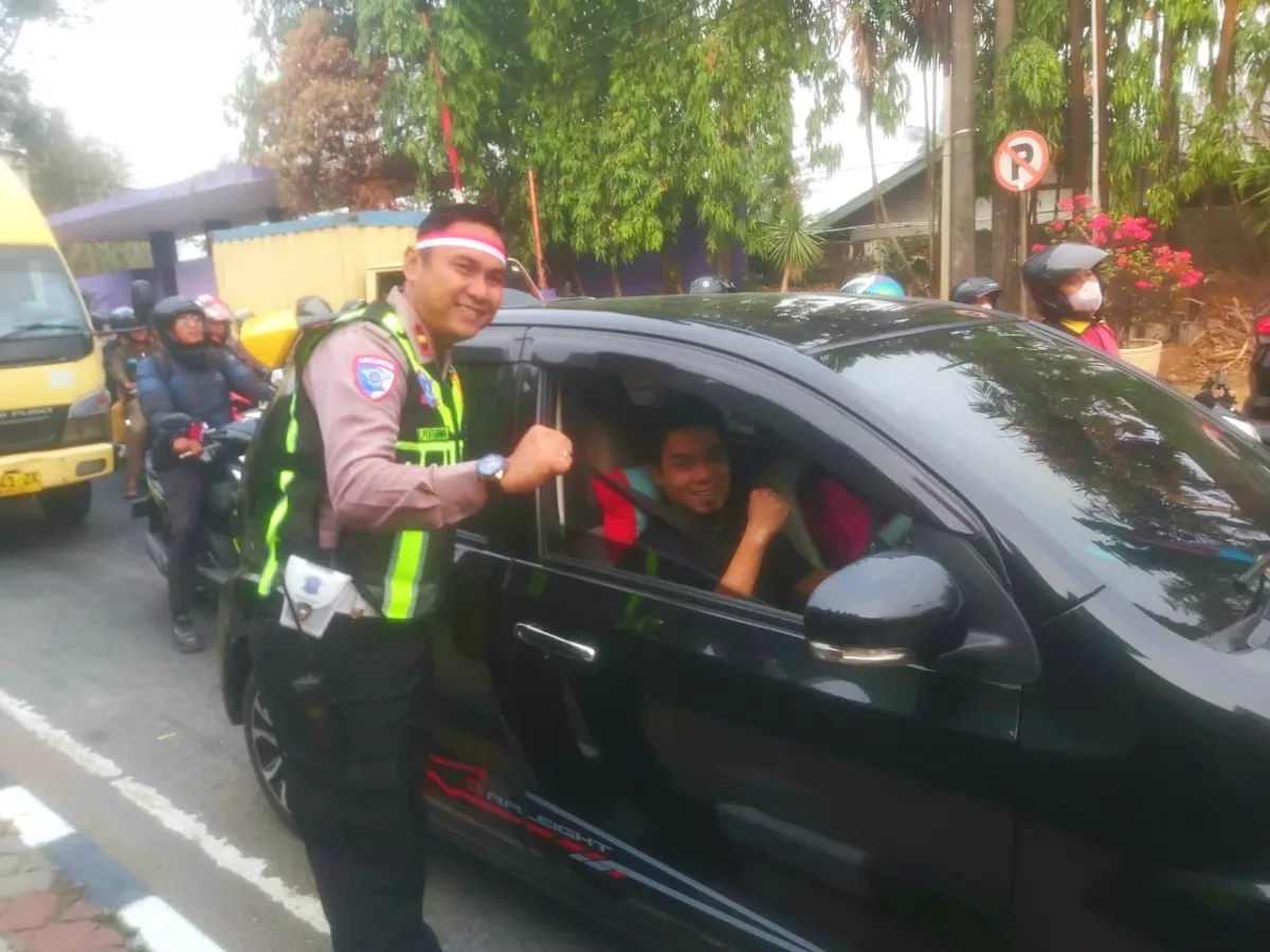 Sambut HUT RI ke-81, Satlantas Polresta Tangerang Bagikan Ribuan Bendera Merah Putih 