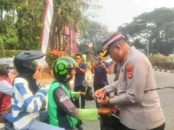 Sambut HUT RI ke-81, Satlantas Polresta Tangerang Bagikan Ribuan Bendera Merah Putih 