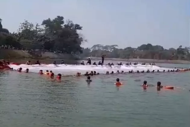 Puluhan Komunitas Bersatu Bentangkan Merah Putih Raksasa di Atas Air Situ Gintung Tangsel