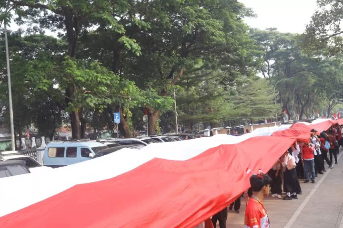 Sambut HUT ke-81 RI, Ribuan Pemuda Kota Tangerang Gelar Kirab Bendera Merah Putih Sepanjang 81 Meter