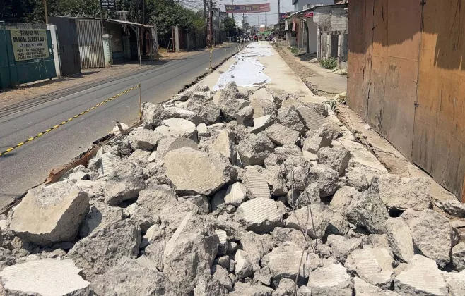 Baru 12 Jam Dicor Sudah Retak, Jalan Pisangan Pakuhaji Tangerang Akhirnya Dibongkar Ulang