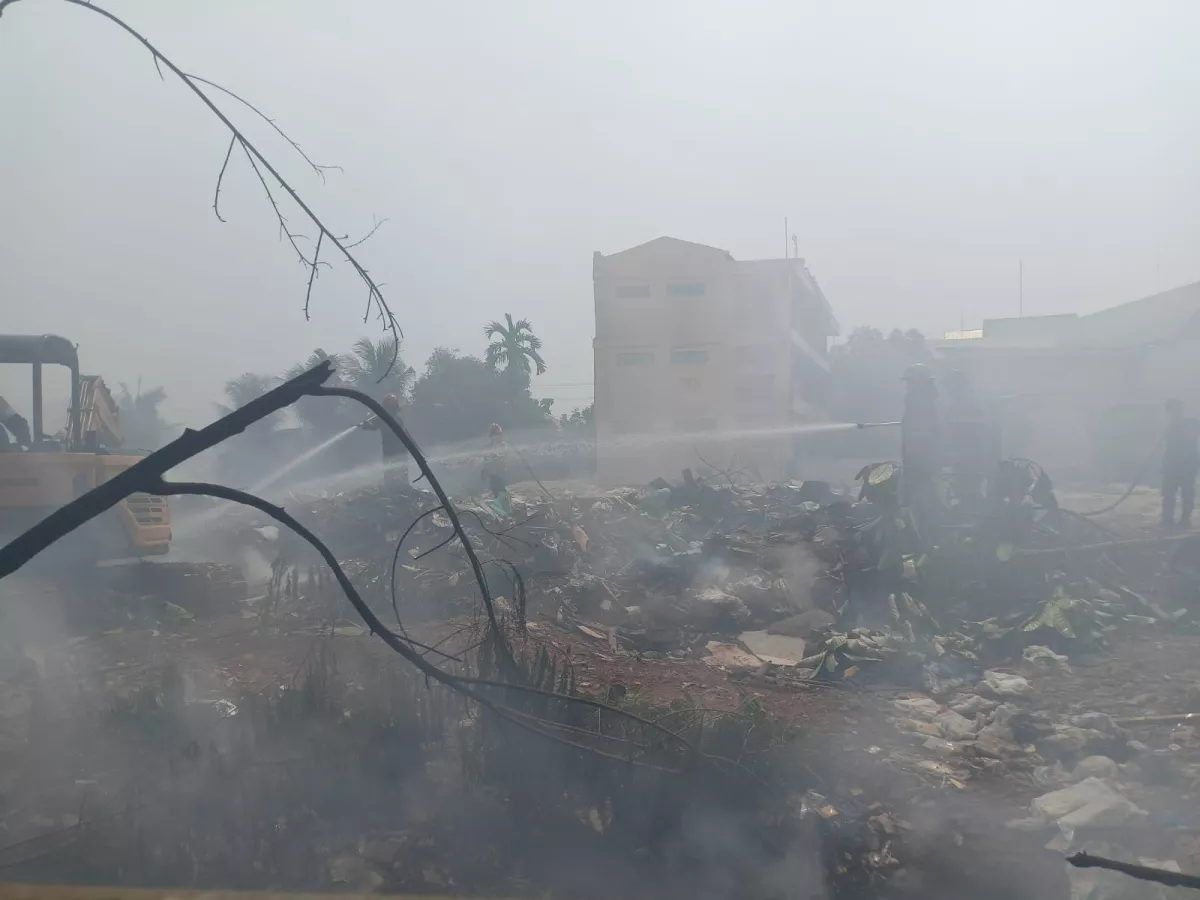 Lahan Terbakar di Ciputat Belum Padam Total, Warga Sesak Napas Hingga Dilarikan ke RS