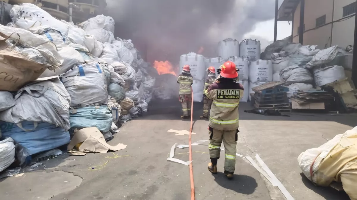 Pabrik Plastik di Balaraja Tangerang Terbakar, 12 Unit Damkar Diterjunkan