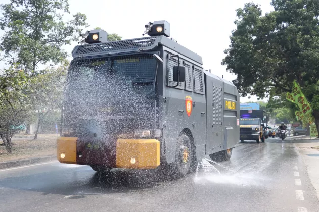 Polisi Terjunkan Water Cannon, Bersihkan Abu Vulkanik di Jalan Protokol Tangerang