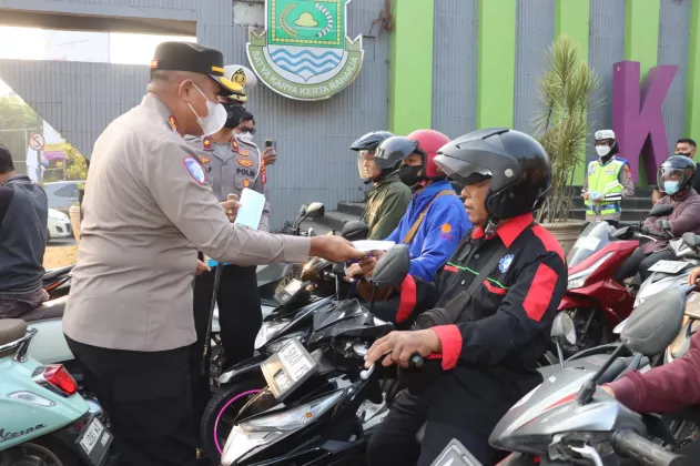 Polresta Tangerang Bagikan Masker ke Pengguna Jalan Antisipasi Dampak Buruk Abu Vulkanik