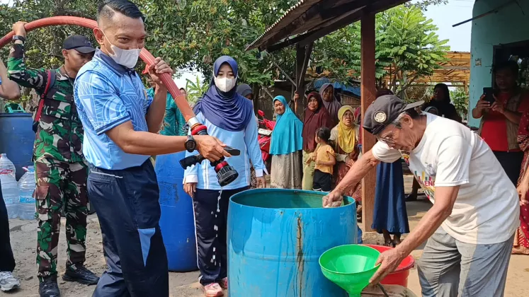 Kemarau Panjang, Lanud Saleh Basarah Distribusikan 10.000 Liter Air Bersih di Tigaraksa 