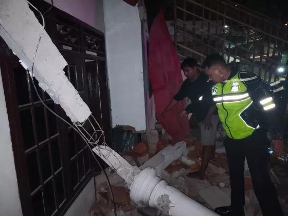 Rem Blong, Forklift 15 Ton Seruduk Rumah Warga di Kronjo Tangerang