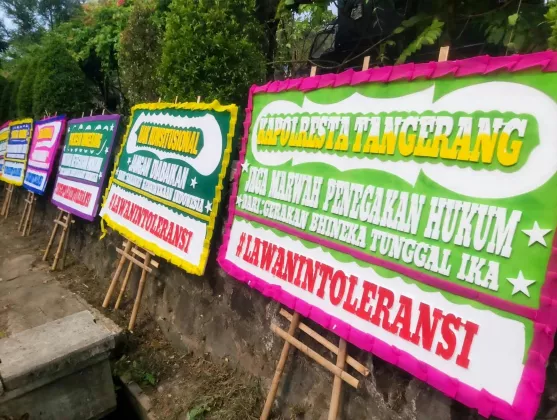 Banjir Dukungan, Puluhan Karangan Bunga Hiasi Polresta Tangerang Terkait Kasus Rajeg