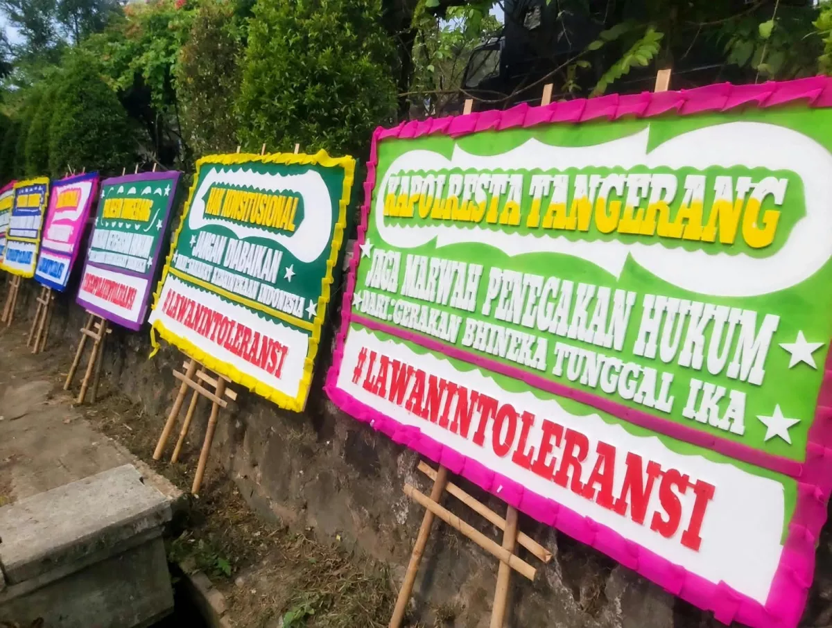 Banjir Dukungan, Puluhan Karangan Bunga Hiasi Polresta Tangerang Terkait Kasus Rajeg